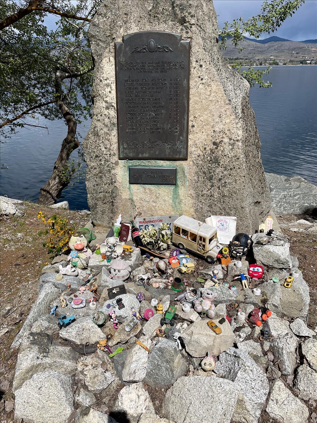 School bus plunges into Lake Chelan, killing 15 students and the driver