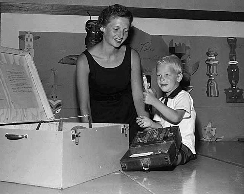 Bill Gates as a child and his mother Mary Maxwell Gates