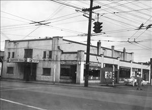 File:Harp and Kettle Cheesehouse, 310 E. Broadway, Madison 5, Wisconsin, on  U.S. highways 12 - 18 - 51, 3 miles S. E. of the city (81079).jpg -  Wikimedia Commons